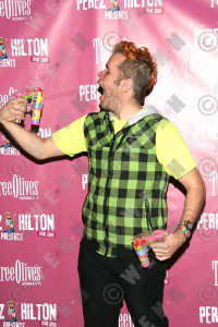 Perez playing with the Three O bubbles on the Red Carpet image:WENN